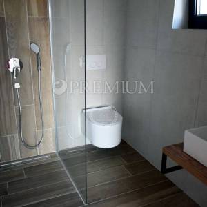 Malinska, novogradnja, dvoetažni apartman s bazenom!