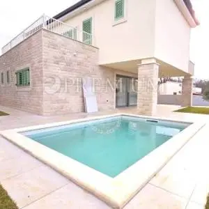 Malinska, novoizgrađena kuća s bazenom!