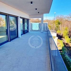Malinska, penthouse s bazenom, okućnicom i pogledom na more!