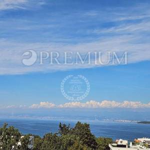 Malinska, penthouse s bazenom, okućnicom i pogledom na more!