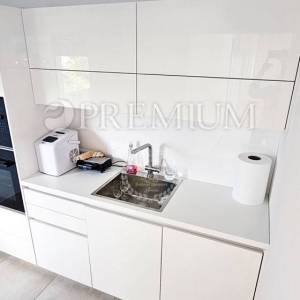 Malinska, penthouse s bazenom, okućnicom i pogledom na more!