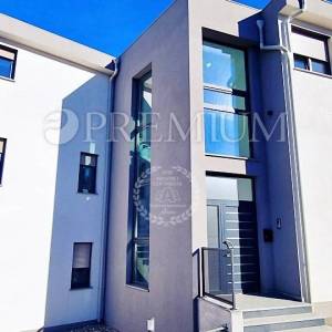 Malinska, penthouse s bazenom, okućnicom i pogledom na more!