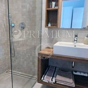 Malinska, penthouse s bazenom, okućnicom i pogledom na more!