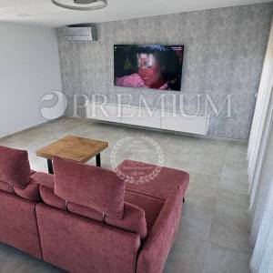Malinska, penthouse s bazenom, okućnicom i pogledom na more!