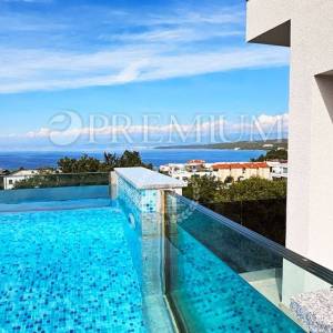 Malinska, penthouse s bazenom, okućnicom i pogledom na more!
