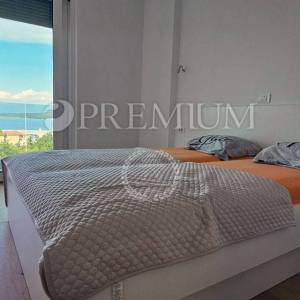 Malinska, penthouse s bazenom, okućnicom i pogledom na more!