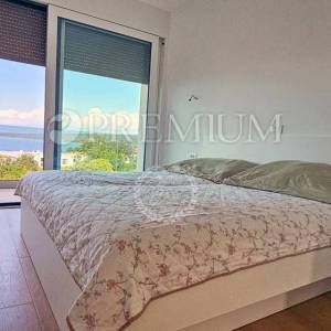 Malinska, penthouse s bazenom, okućnicom i pogledom na more!