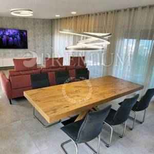 Malinska, penthouse s bazenom, okućnicom i pogledom na more!