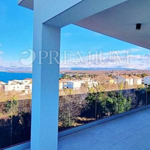 Malinska, penthouse s bazenom, okućnicom i pogledom na more!