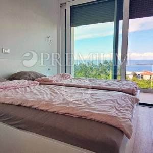 Malinska, penthouse s bazenom, okućnicom i pogledom na more!