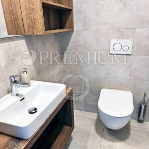 Malinska, penthouse s bazenom, okućnicom i pogledom na more!