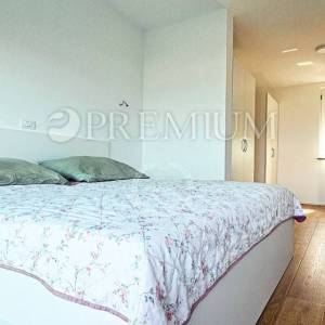 Malinska, penthouse s bazenom, okućnicom i pogledom na more!