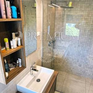 Malinska, penthouse s bazenom, okućnicom i pogledom na more!