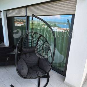 Malinska, penthouse s bazenom, okućnicom i pogledom na more!