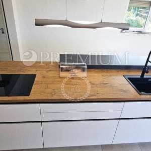 Malinska, penthouse s bazenom, okućnicom i pogledom na more!