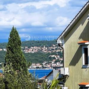 Malinska - Porat, apartman s terasom na mirnoj lokaciji