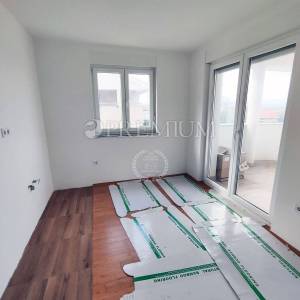 Malinska, prodaja apartmana na drugom katu s pogledom na more i parkingom!