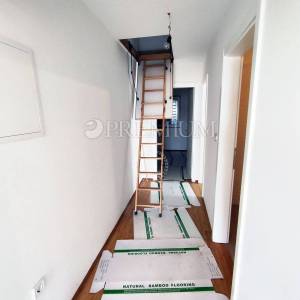 Malinska, prodaja apartmana na drugom katu s pogledom na more i parkingom!