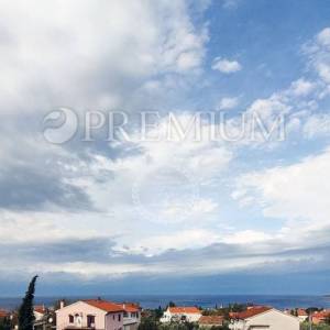 Malinska, prodaja apartmana na drugom katu s pogledom na more i parkingom!
