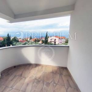 Malinska, prodaja apartmana na drugom katu s pogledom na more i parkingom!
