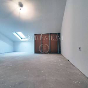 Malinska, prodaja apartmana na drugom katu s pogledom na more i parkingom!