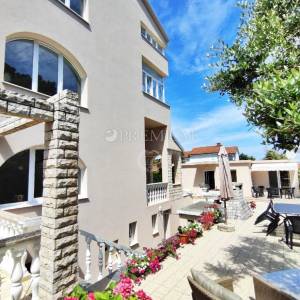 Malinska, prodaja apartmanske kuće s 6 stambenih jedinica!