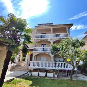 Malinska, prodaja apartmanske kuće s 6 stambenih jedinica!