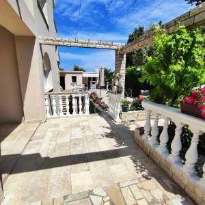 Malinska, prodaja apartmanske kuće s 6 stambenih jedinica!