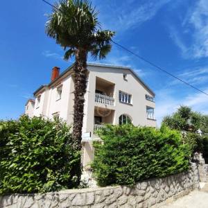 Malinska, prodaja apartmanske kuće s 6 stambenih jedinica!
