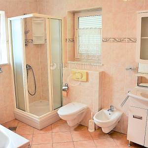 Malinska, prodaja, dva velika apartmana od 390 m2 s okućnicom