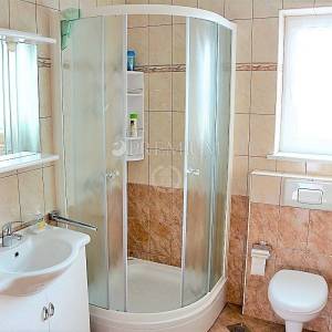 Malinska, prodaja, dva velika apartmana od 390 m2 s okućnicom