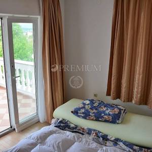 Malinska, prodaja, dva velika apartmana od 390 m2 s okućnicom