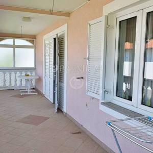 Malinska, prodaja, dva velika apartmana od 390 m2 s okućnicom
