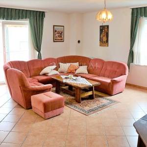 Malinska, prodaja, dva velika apartmana od 390 m2 s okućnicom