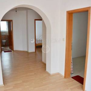 Malinska, prodaja, dva velika apartmana od 390 m2 s okućnicom