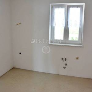 Malinska, prodaja, dva velika apartmana od 390 m2 s okućnicom