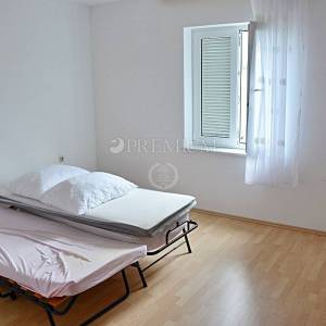 Malinska, prodaja, dva velika apartmana od 390 m2 s okućnicom