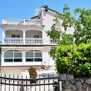 Malinska, prodaja, dva velika apartmana od 390 m2 s okućnicom