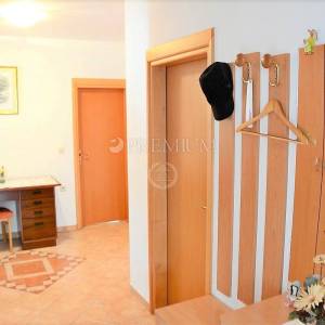 Malinska, prodaja, dva velika apartmana od 390 m2 s okućnicom