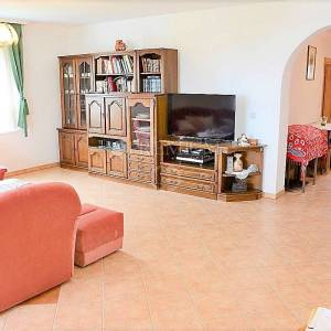 Malinska, prodaja, dva velika apartmana od 390 m2 s okućnicom
