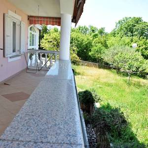 Malinska, prodaja, dva velika apartmana od 390 m2 s okućnicom