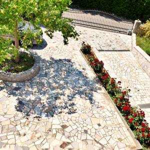 Malinska, prodaja, dva velika apartmana od 390 m2 s okućnicom