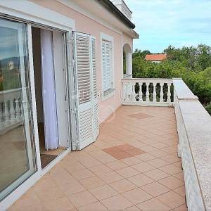 Malinska, prodaja, dva velika apartmana od 390 m2 s okućnicom