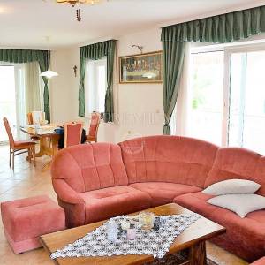 Malinska, prodaja, dva velika apartmana od 390 m2 s okućnicom