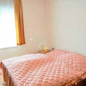 Malinska, prodaja, dva velika apartmana od 390 m2 s okućnicom