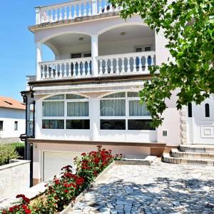 Malinska, prodaja, dva velika apartmana od 390 m2 s okućnicom