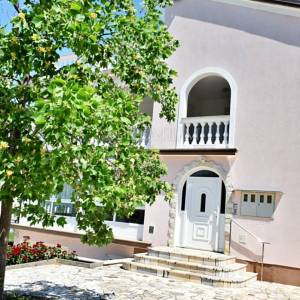 Malinska, prodaja, dva velika apartmana od 390 m2 s okućnicom