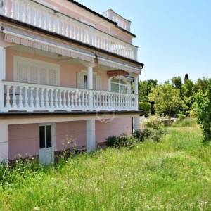 Malinska, prodaja, dva velika apartmana od 390 m2 s okućnicom