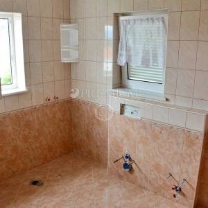 Malinska, prodaja, dva velika apartmana od 390 m2 s okućnicom