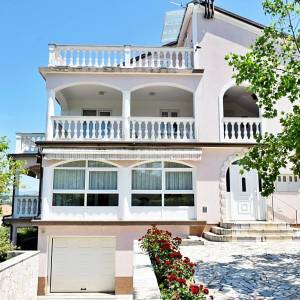 Malinska, prodaja, dva velika apartmana od 390 m2 s okućnicom